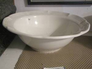 lot 65 image: Large white Mikasa fruit bowl