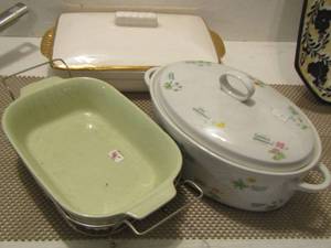 lot 35 image: Covered double handled Ceramic pot, casserole dish,  covered oven dish