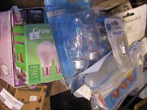 lot 366 image: VARIOUS LIGHT BULBS