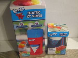 lot 48 image: Kool-Aid ice shaver electric, snow cone cups