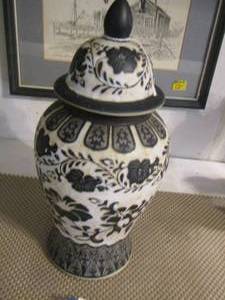 lot 5 image: Signature dcor vase with lid, lid is cracked 12 12 tall