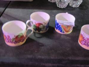 lot 380 image: 4 fruit design coffee cups