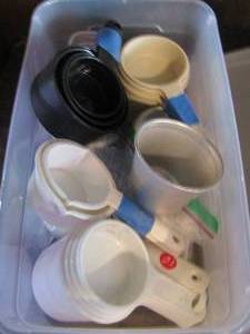 lot 370 image: various measuring cups