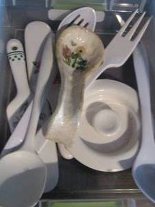 lot 371 image: Porcelain serving pieces and a spoon rest