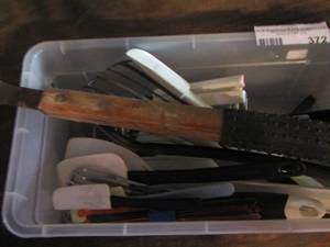 lot 372 image: kitchen utensils