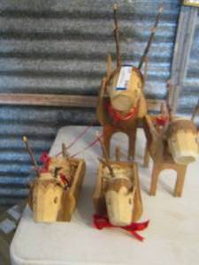 lot 431 image: family of 4 hand crafed hand carved deer