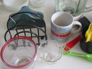 lot 416 image: napkin holder, coffee cup, measuring cups, blender and more