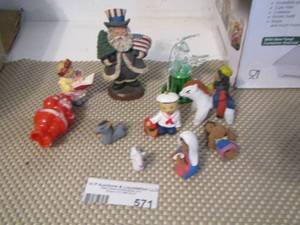 lot 571 image: Christmas mini figurines