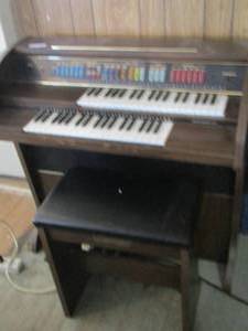 lot 513 image: Lowrey VOYAGER Organ