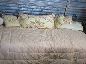 lot 518 image: BRASS DAY BED