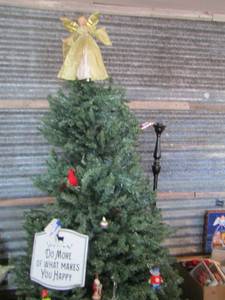 lot 519 image: 6ft Christmas tree with various ornaments and lights