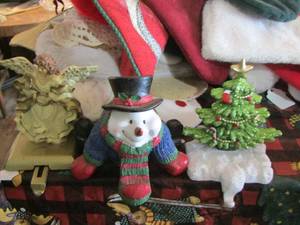 lot 524 image: Christmas stockings, tree skirts, table covers and stocking holders