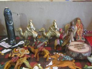 lot 528 image: Christmas DECORATIONS