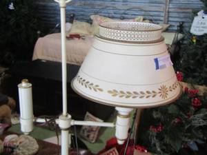 lot 533 image: 2 light floor lamp, works only has one shade