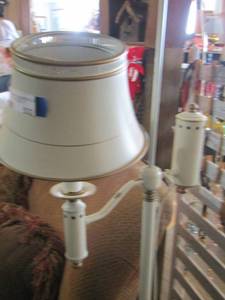 lot 532 image: 2 light floor lamp, works only has one shade
