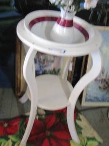 lot 29 image: white wash tub, with maroon trim on bowl and vase, beautiful piece