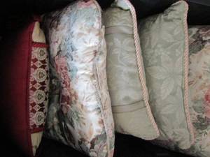lot 558 image: various throw pillows