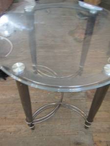lot 559 image: thick glass top side table with brown bottom