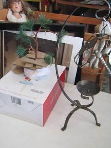 lot 563 image: Charlie Brown peanut tree in original box
