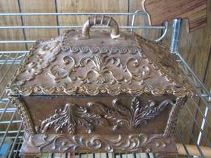 lot 569 image: Brown decorative box with lid