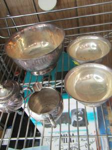 lot 647 image: FB Rogers Silver company #2311 sugar and creamer dish- small bowls qty 2 and 1 large bowl