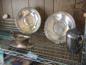 lot 648 image: International silver co� gravy boat- 2 oval platters on stand and a tea pot