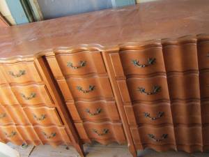 lot 27 image: 9 drawer heavy duty full size dresser very nice condition, no name or brand was found on item