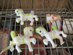 lot 652 image: 3 mini ponies and a small bear all dcor
