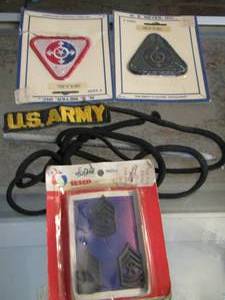 lot 660 image: Military pins and patches
