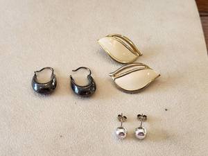 lot 97 image: Selection of earrings