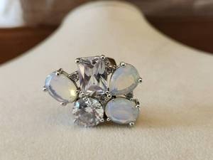 lot 112 image: Very nice ladies ring