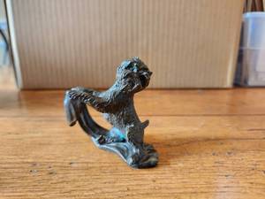 lot 85 image: Vintage small dog metal paperweight - bronze