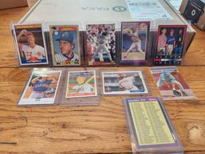 lot 123 image: Selection of baseball cards
