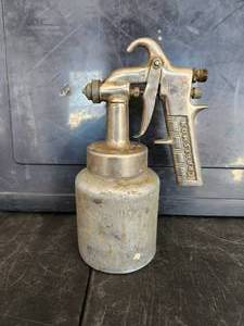 lot 139 image: Vintage Craftsman air paint sprayer gun