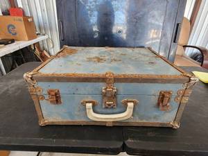 lot 160 image: Vintage metal trunk - box