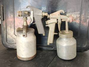 lot 177 image: Selection of 2 vintage air paint guns