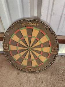 lot 189 image: Winmau dart board