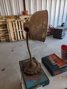 lot 191 image: Vintage Goose neck heat lamp with cast iron base