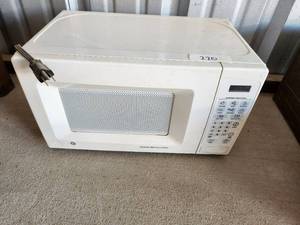 lot 220 image: GE microwave