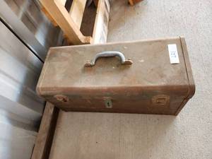 lot 221 image: Metal toolbox with contents (chain)