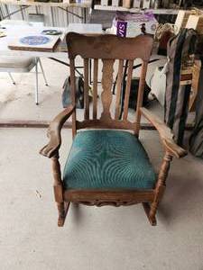 lot 224 image: Vintage rocking chair with cushioned seat