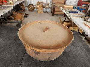 lot 225 image: Vintage 14-inch cast iron Dutch Oven