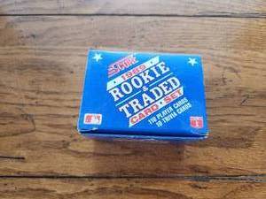 lot 259 image: 1989 Score baseball Rookie & traded card set - 110 player cards and 10 trivia