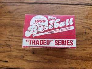 lot 256 image: 1989 Topps traded series baseball card set - 1T-132T