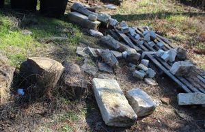 lot 28 image: Landscaping Stones Large and Small buyer is responsible for loading