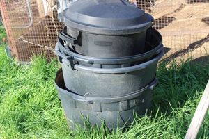 lot 43 image: Plastic Pots and trash can