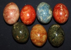 lot 7 image: Seven Vintage Genuine Alabaster Eggs, In a Vintage Havanna Cigar Jar