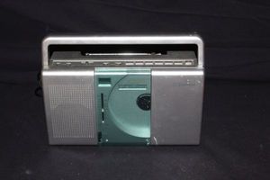 lot 22 image: Vintage Radio