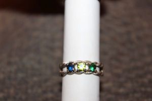 lot 52 image: Womens Three Stone ring