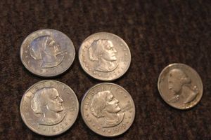 lot 53 image: Four 1979 D Susan B Anthony Coins and 1 1965 Quarter with rim error
